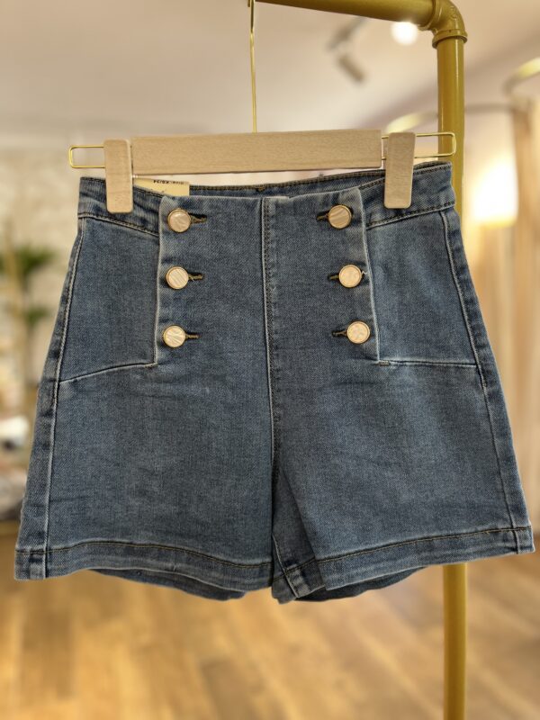 Pantalón corto vaquero abotonado