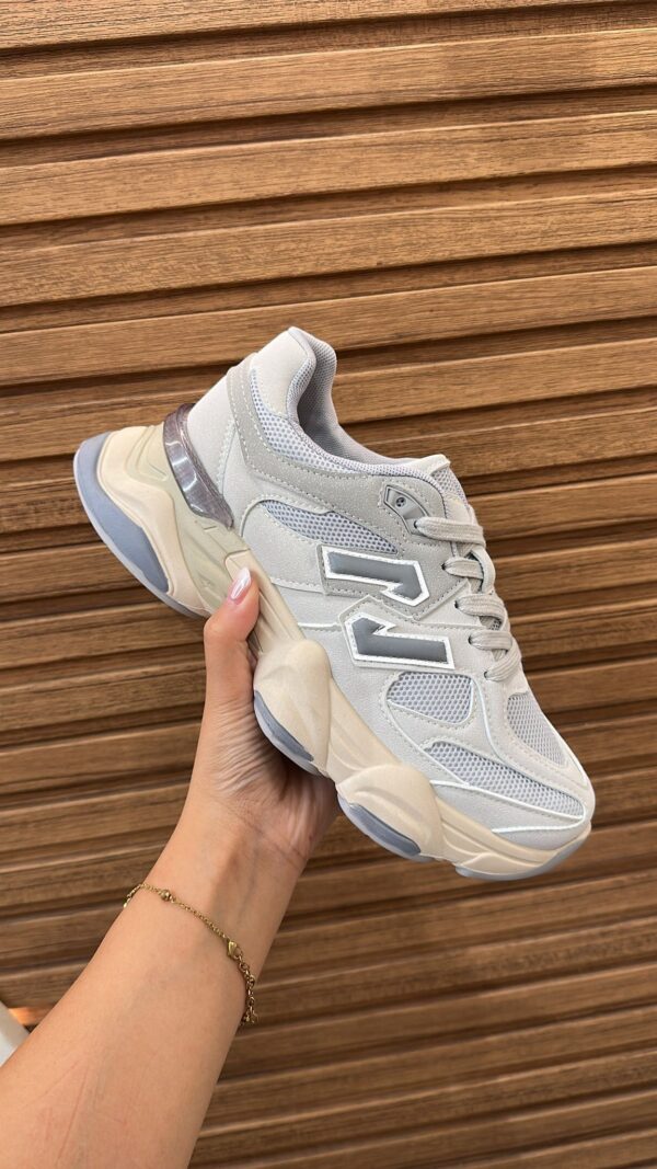 Deportiva NB gris 9060