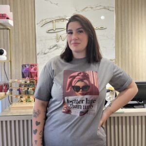 Camiseta Better Late